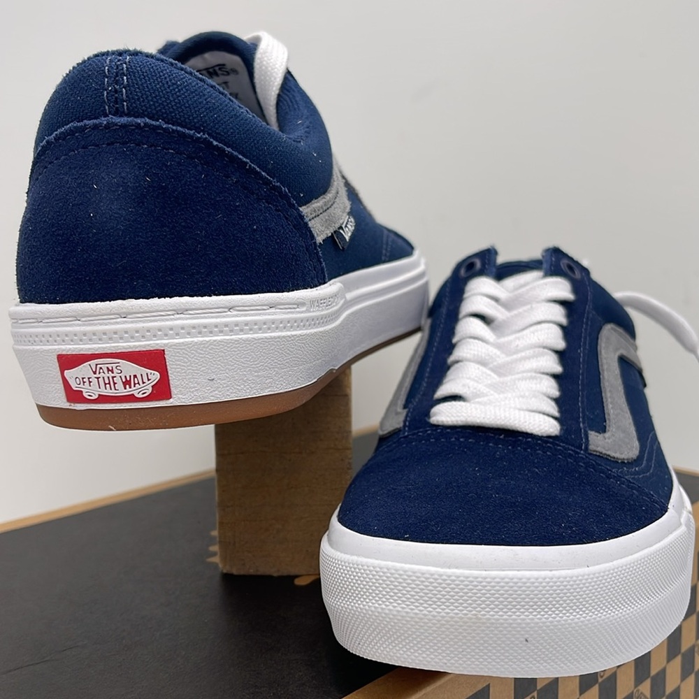 Vans Men’s Blue and White Sneakers Bmx Old Skool
Navy/White
VN0005UZNAV - Picture 10 of 16